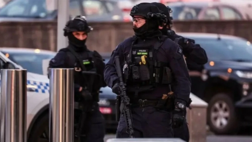 عناصر الشرطة الأسترالية في موقع الحادثة.