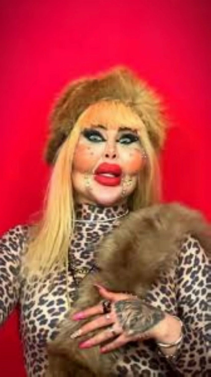 المؤثرة الإيرانية الشابة أناهيتا ناجو.