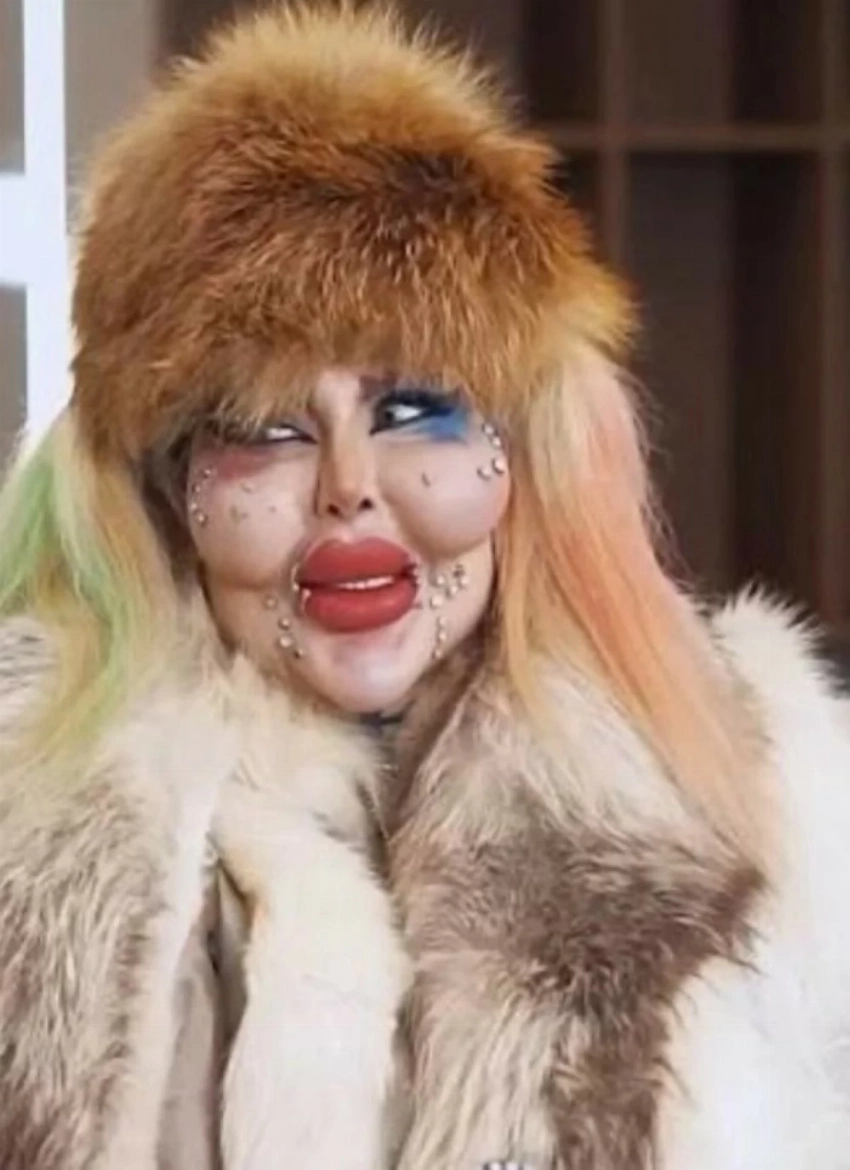 المؤثرة الإيرانية الشابة أناهيتا ناجو.