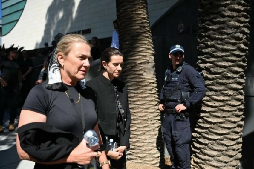 مشيعون خلال مراسم تأبين ضحايا إطلاق النار في بوندي في سيدني.(إ ب أ)