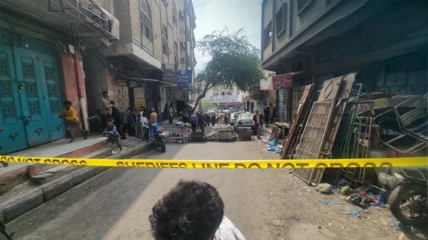 القوات الأمنية تطوّق مكان الانفجار.