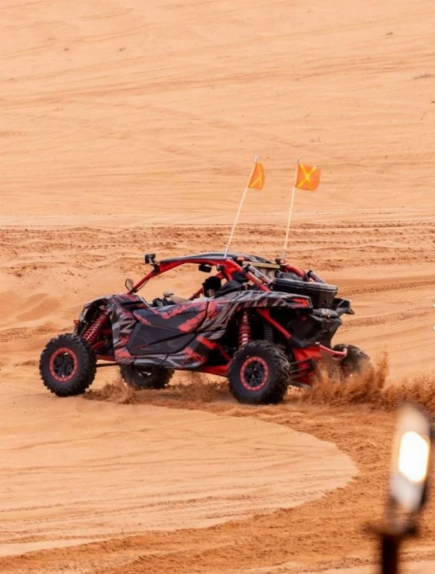 يفضّل كثير من الشباب والعائلات خوض مغامرات الصحراء.