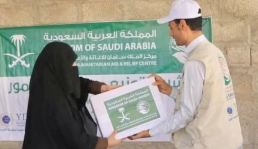 مركز الملك سلمان للإغاثة يوزّع 1,900 كرتون تمر في مديرية الوادي بمحافظة مأرب. (واس)