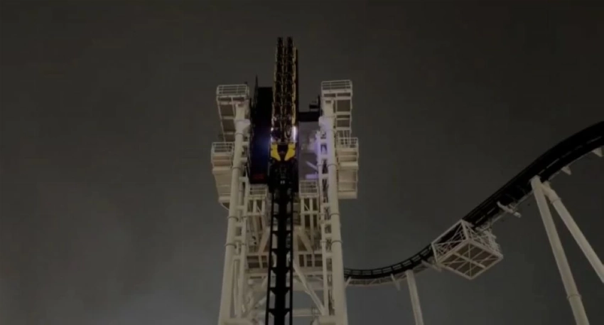 راكبان يعلقان على ارتفاع شاهق لمدة ساعة بعد تعطل لعبة أفعوانية