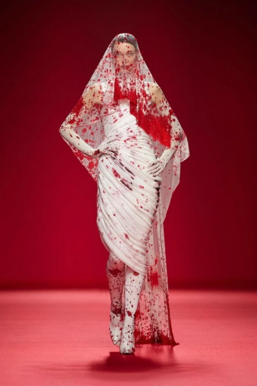 تعكس المجموعة رؤية وون في دمج التجربة الفنية مع التصميم العملي.