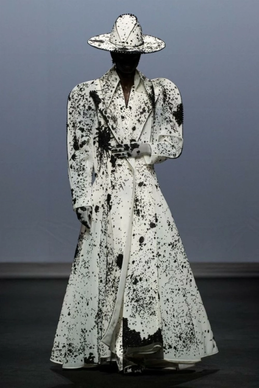 تعكس المجموعة رؤية وون في دمج التجربة الفنية مع التصميم العملي.