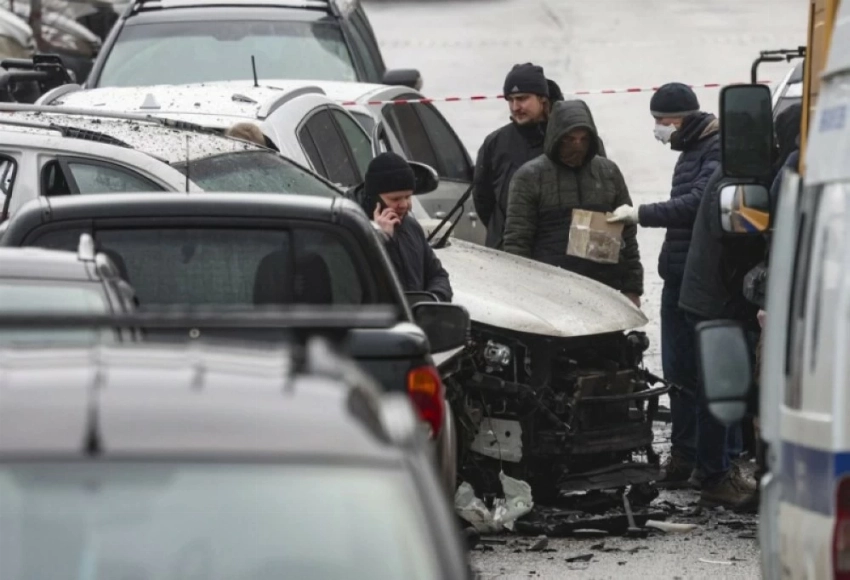 محققون روس قرب سيارة الجنرال فانيل سارفاروف بعد انفجار عبوة ناسفة زُرعت أسفلها في منطقة سكنية بالعاصمة. ( إ ب أ)