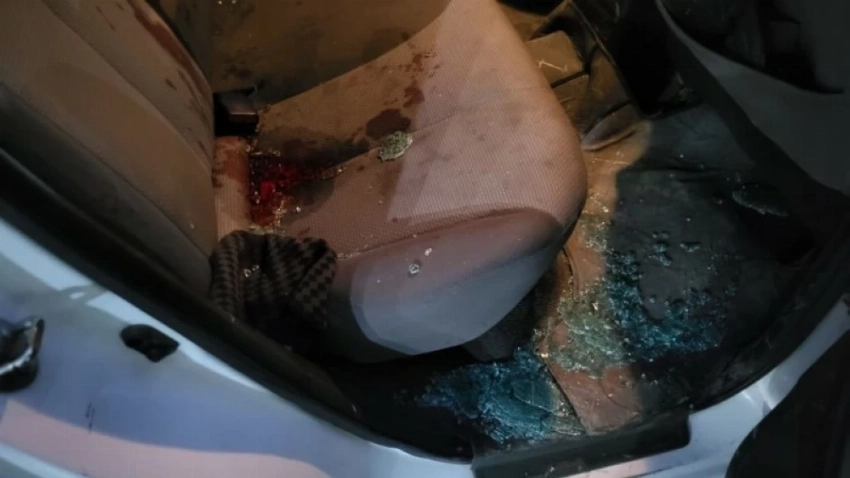 دماء في سيارة الدفاع المدني.