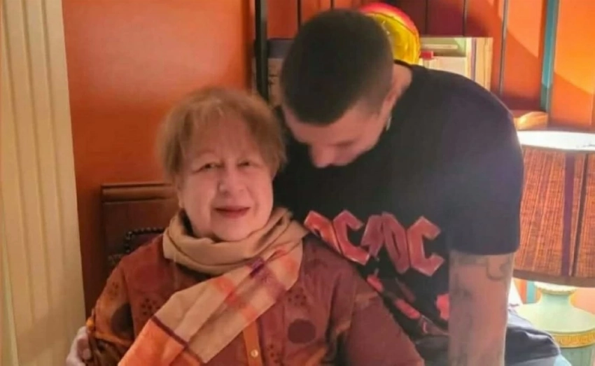 سمية الألفي مع نجلها.