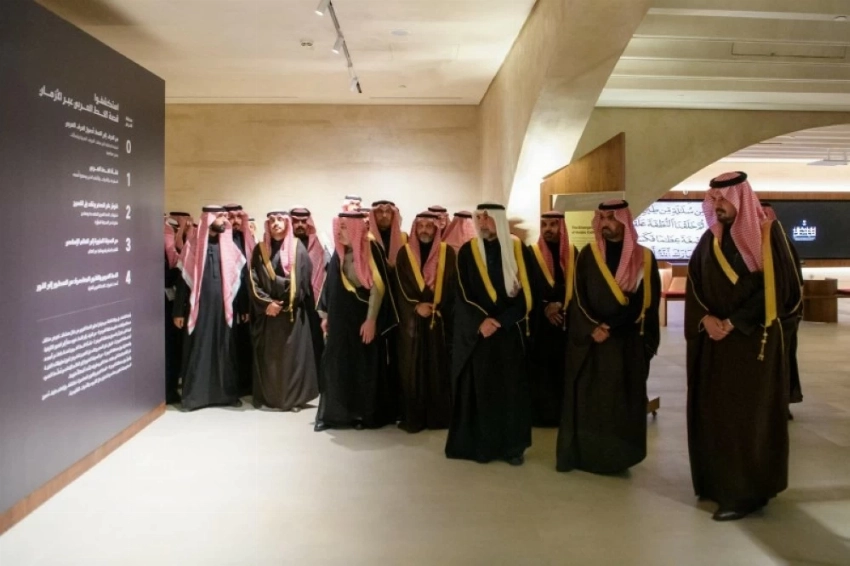 أمير المدينة خلال جولته على مرافق المركز.