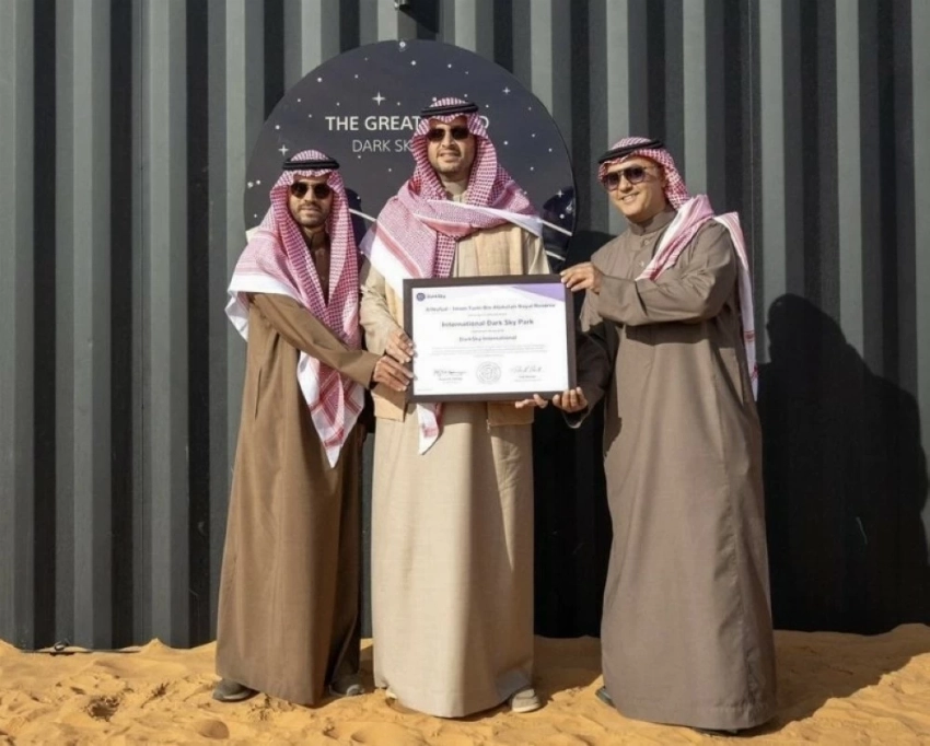 وزير الدولة الأمير تركي بن محمد بن فهد بن عبدالعزيز يتسلّم شهادة اعتماد حديقة السماء المظلمة بحضور نائب أمير منطقة حائل الأمير فيصل بن فهد بن مقرن بن عبدالعزيز، في توثيق للاعتماد الدولي للموقع.