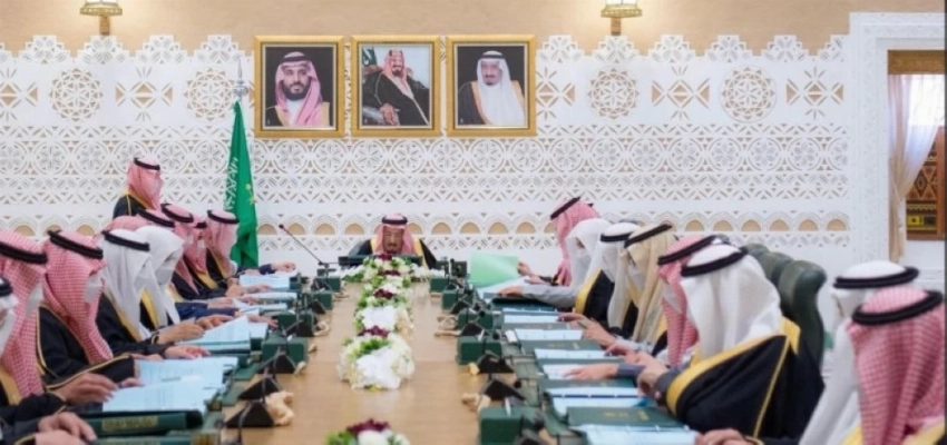 خادم الحرمين الشريفين يرأس جلسة مجلس الوزراء بالرياض. (واس)