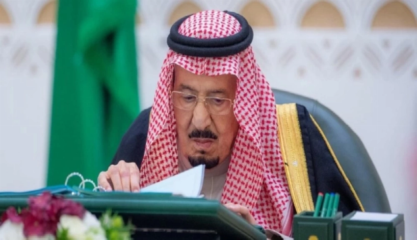 خادم الحرمين الشريفين يرأس جلسة مجلس الوزراء بالرياض. (واس)