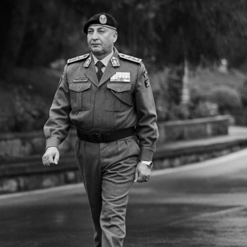 من هو رئيس الأركان الليبي الذي قُتل في تحطم الطائرة؟