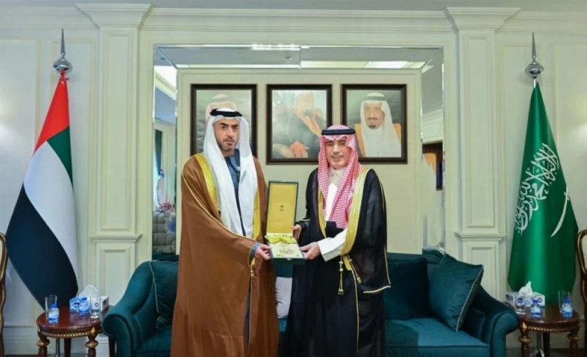 إنفاذاً لأمر خادم الحرمين.. سفير المملكة لدى الإمارات يُقلّد الشيخ نهيان بن سيف آل نهيان وشاح الملك عبدالعزيز من الطبقة الثانية