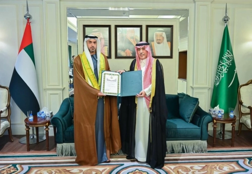 إنفاذاً لأمر خادم الحرمين.. سفير المملكة لدى الإمارات يُقلّد الشيخ نهيان بن سيف آل نهيان وشاح الملك عبدالعزيز من الطبقة الثانية