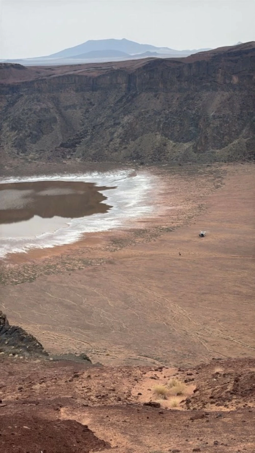 الهلال الأحمر بحائل ينقذ مواطناً سقط داخل فوهة بركان «الهتيمة» - أخبار السعودية 2 الإسعاف الجوي في موقع الإنقاذ.