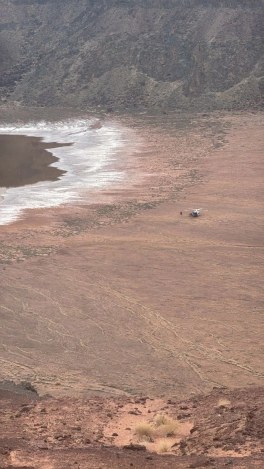 الهلال الأحمر بحائل ينقذ مواطناً سقط داخل فوهة بركان «الهتيمة» - أخبار السعودية 3 الإسعاف الجوي في موقع الإنقاذ.