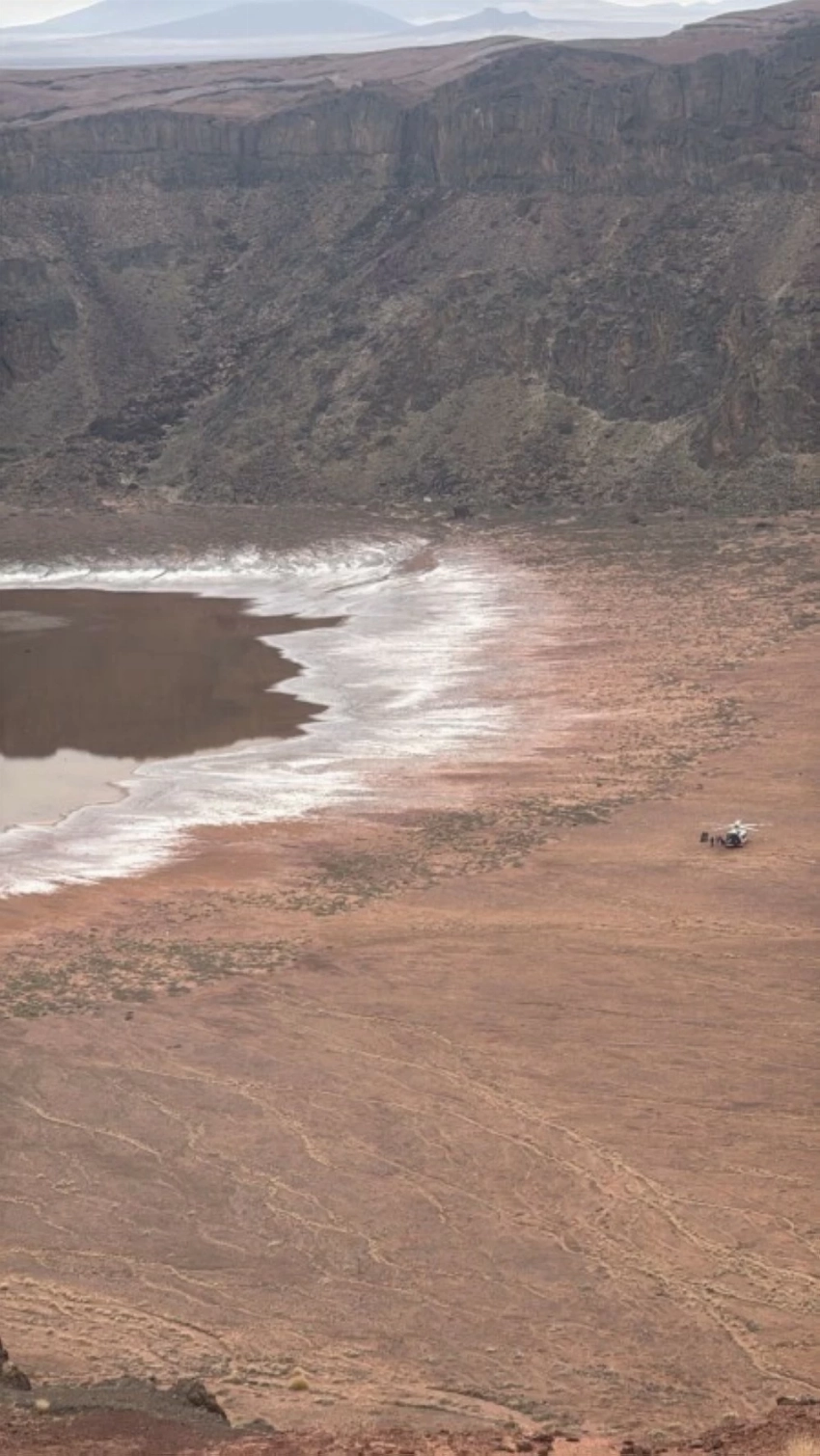 الهلال الأحمر بحائل ينقذ مواطناً سقط داخل فوهة بركان «الهتيمة» - أخبار السعودية 1 الإسعاف الجوي في موقع الإنقاذ.