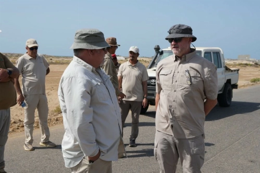 فريق مسام أثناء عمله داخل الأراضي اليمنية