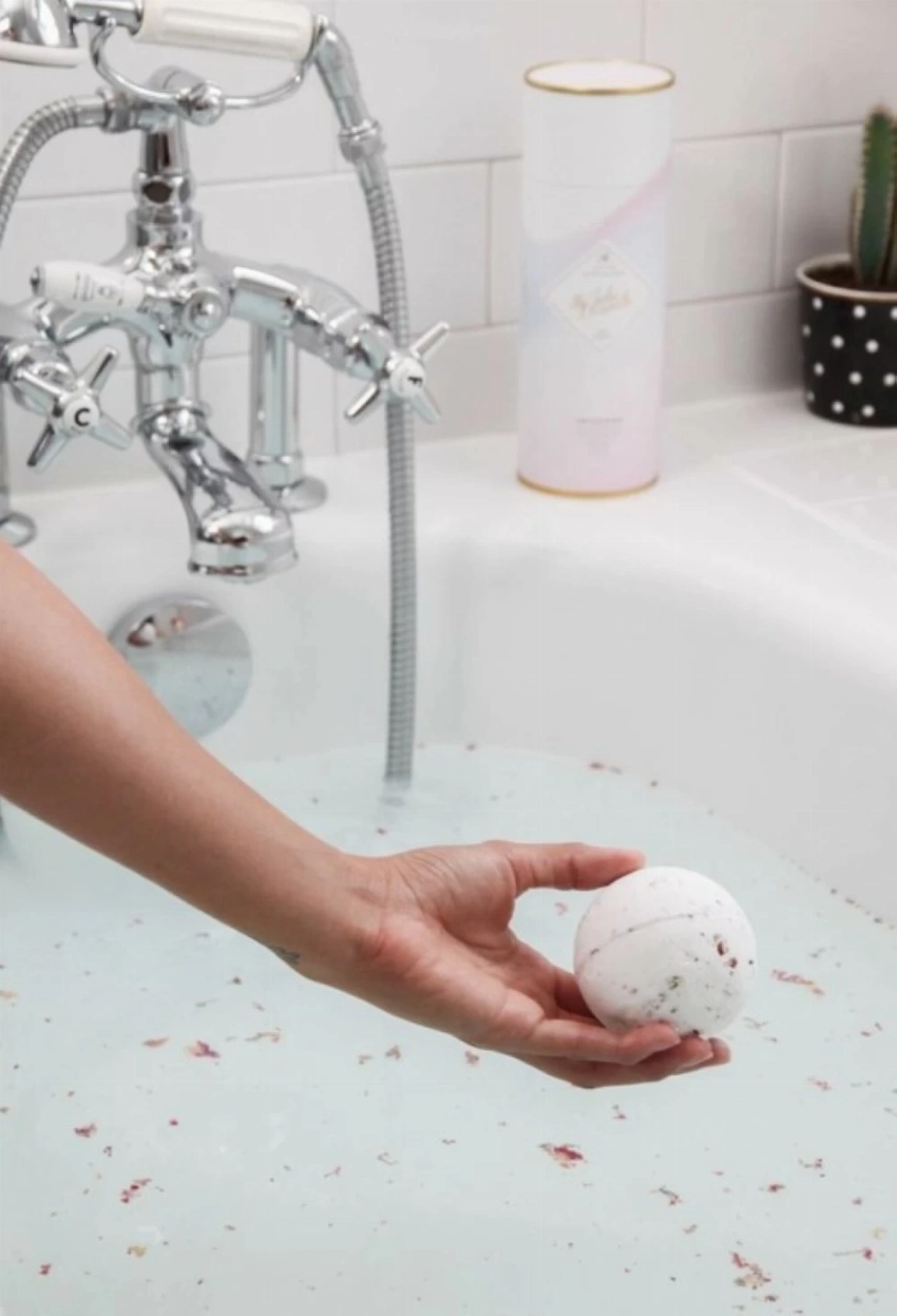 كرات الاستحمام الفوّارة.. لحظات استرخاء في قلب الروتين اليومي