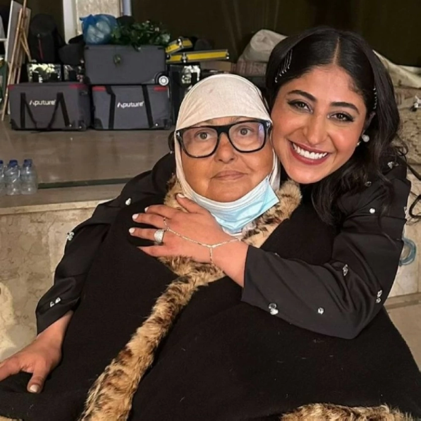 شجون الهاجري مع والدتها بالتبني