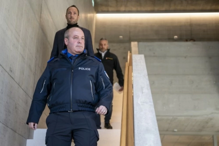 الشرطةفي موقع اندلع الحريق في سويسرى (إ ب أ)