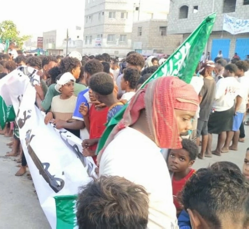 مظاهرات ترفع الأعلام السعودية وصور خادم الحرمين الشريفين في حضرموت.