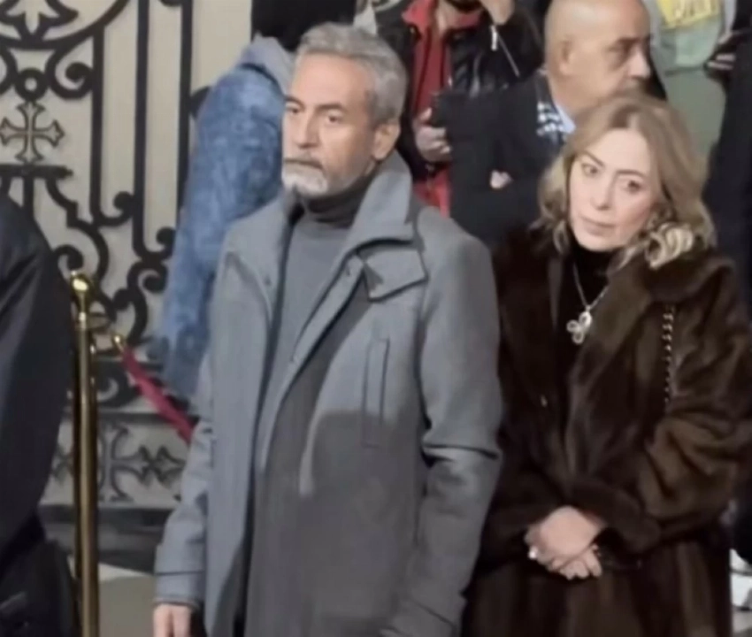 هاني رمزي يتلقى الدعم الفني في وداع والدته بكنيسة أبي سيفين