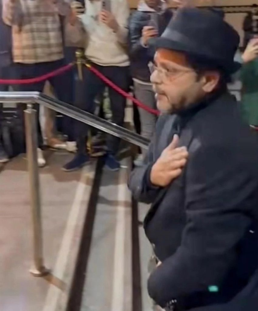 هاني رمزي يتلقى الدعم الفني في وداع والدته بكنيسة أبي سيفين