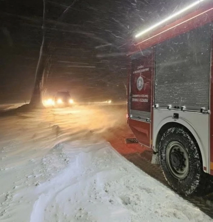 شلل تام في بولندا.. إعلان الطوارئ بسبب عاصفة ثلجية غير مسبوقة