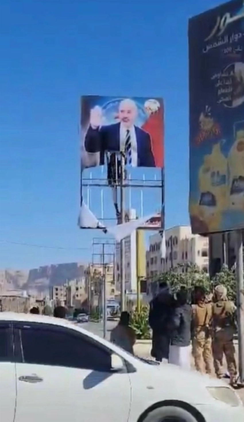 يمنيون في سيئون يمزقون صور عيدروس الزبيدي.