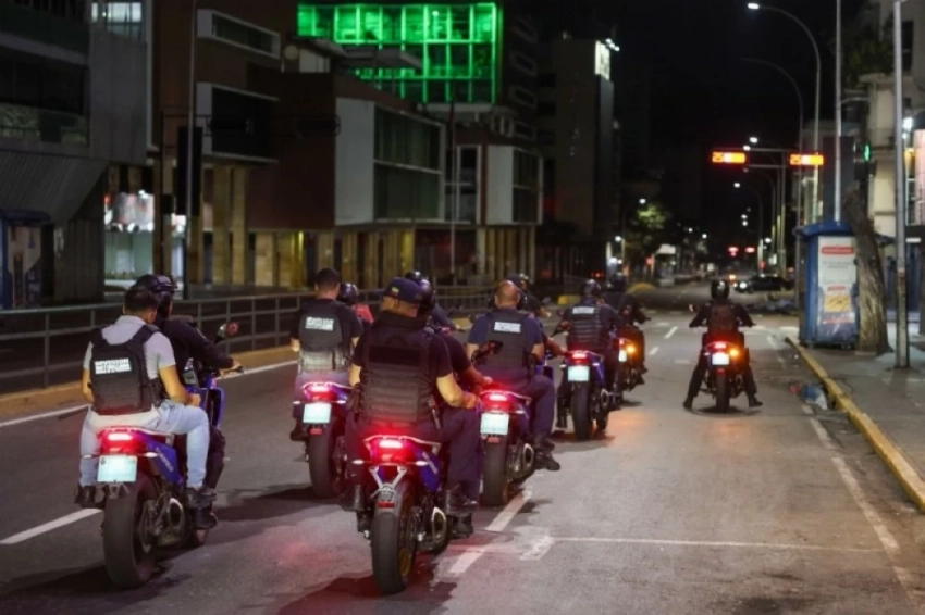 دوريات لعناصر من قوة الشرطة الوطنية في شوارع العاصمة الفنزويلية. ( إ ب أ)