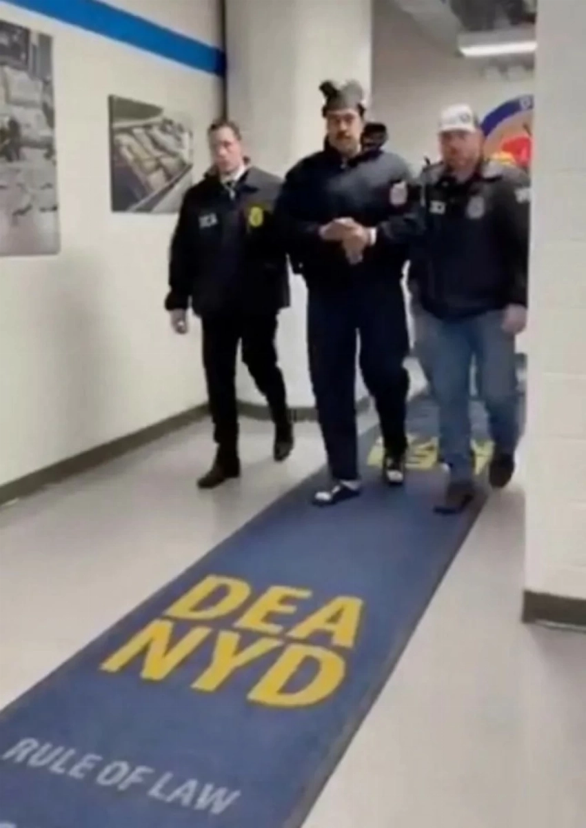 بعد نقله إلى مانهاتن.. أمريكا تستعد لمحاكمة مادورو - أخبار السعودية 1 الرئيس الفنزويلي رفقة عملاء إدارة مكافحة المخدرات في مانهاتن.