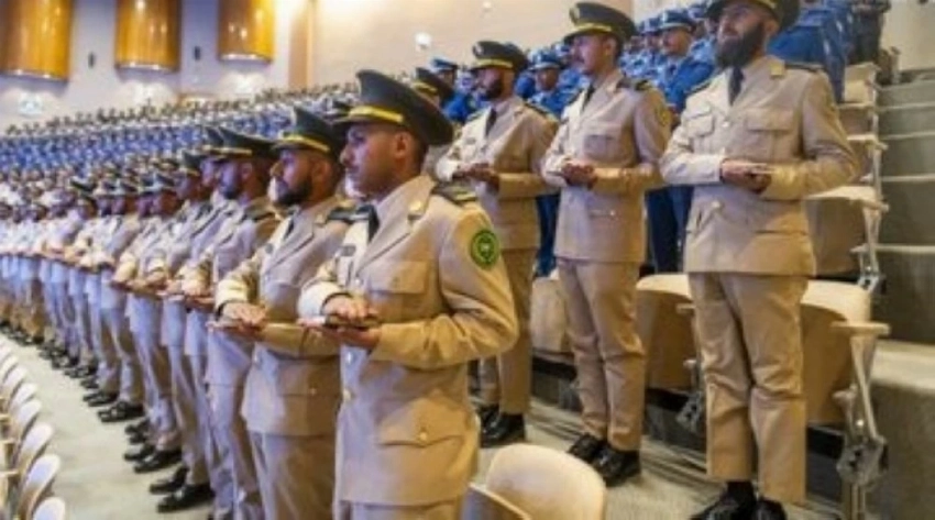 نيابةً عن وزير الدفاع.. بن عياف يرعى حفل تخريج طلبة دورات تأهيل الضباط الجامعيين لأفرع القوات المسلحة