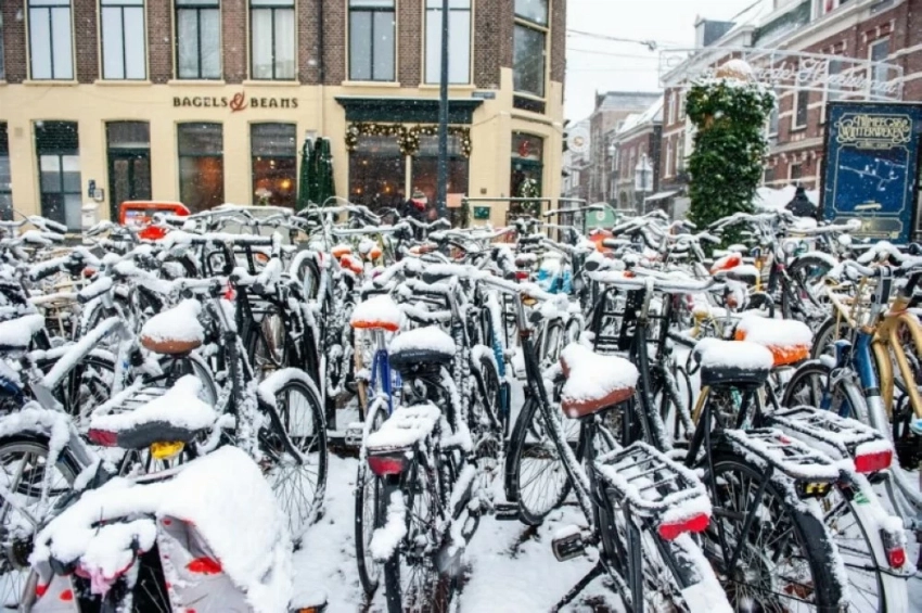 إغلاق أكثر من 30 مدرسة في ويلز بسبب تحذيرات الثلوج والجليد