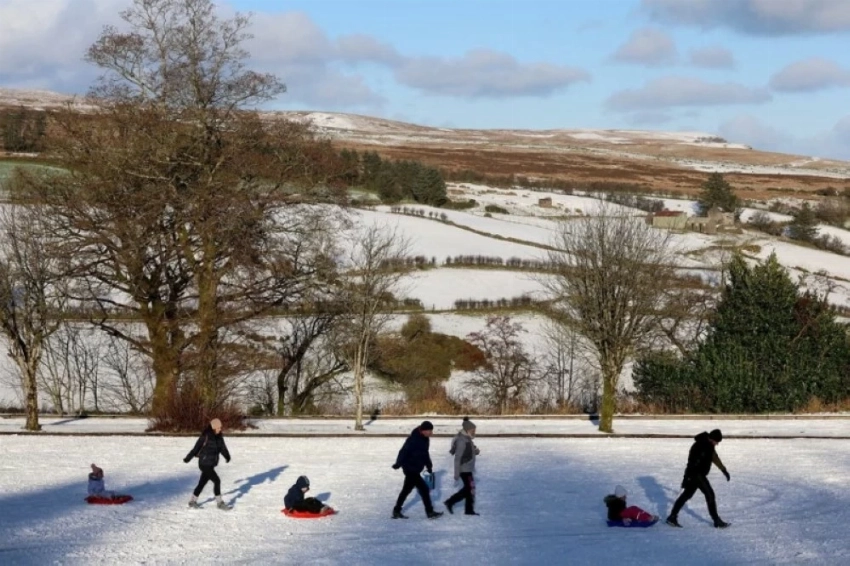 إغلاق أكثر من 30 مدرسة في ويلز بسبب تحذيرات الثلوج والجليد