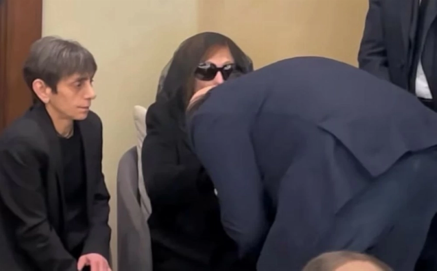 حضور رسمي وشخصيات عامة في عزاء هلي الرحباني.. وإيلي صعب ومادونا يقبلان يد فيروز