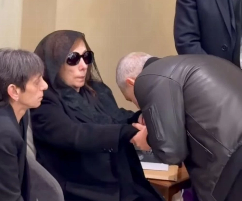 حضور رسمي وشخصيات عامة في عزاء هلي الرحباني.. وإيلي صعب ومادونا يقبلان يد فيروز