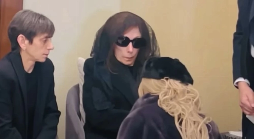 حضور رسمي وشخصيات عامة في عزاء هلي الرحباني.. وإيلي صعب ومادونا يقبلان يد فيروز