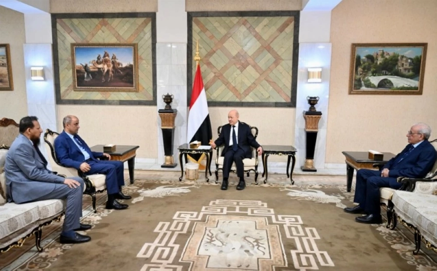 اجتماع رئيس مجلس القيادة برئيس الحكومة والمحافظ.