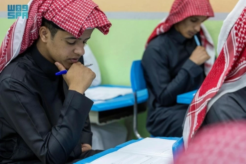 طلاب يؤدون اختبارات نهاية الفصل الدراسي الأول بتبوك. (واس)