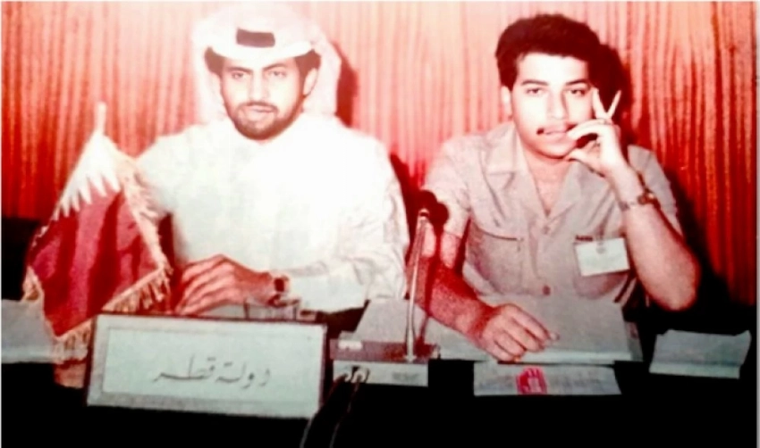 د. عبدالملك (يمين) مع زميله يوسف سيف يمثلان قطر في اجتماع لاتحاد الإذاعات العربية.