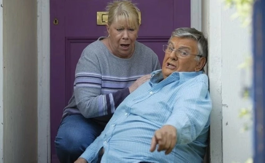 وداعًا تشارلي سلاتر.. وفاة الممثل البريطاني ديريك مارتن عن 92 عامًا