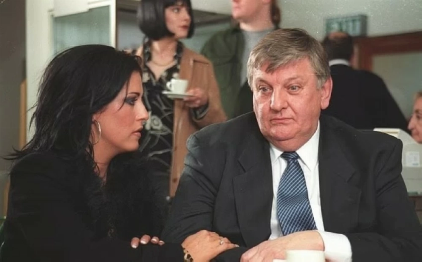 وداعًا تشارلي سلاتر.. وفاة الممثل البريطاني ديريك مارتن عن 92 عامًا