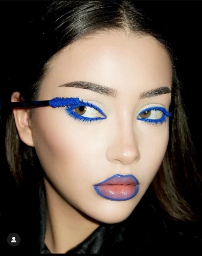 برزت صيحة الآيلاينر والماسكرا باللون الأزرق كخيار جمالي لافت.