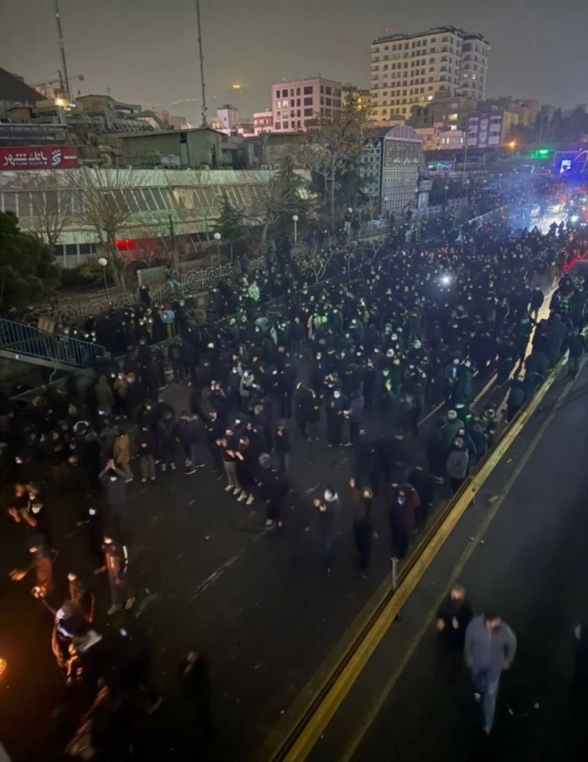 تتشابك خيوط الداخل الملتهب مع ضغوط الخارج المتصاعدة، في مشهد ينذر بمرحلة أكثر تعقيداً.