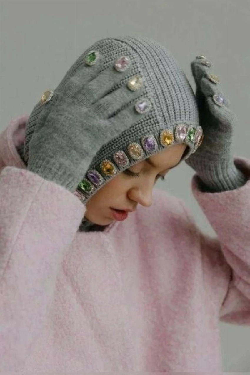 ما يميز قفازات الكريستال هذا الموسم هو مرونتها في التنسيق، إذ يمكن اعتمادها في الإطلالات اليومية.