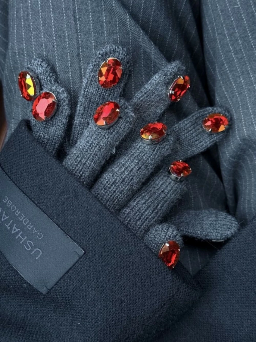 قفازات الكريستال تخطف الأضواء في موضة شتاء هذا العام - أخبار السعودية 1 ما يميز قفازات الكريستال هذا الموسم هو مرونتها في التنسيق، إذ يمكن اعتمادها في الإطلالات اليومية.