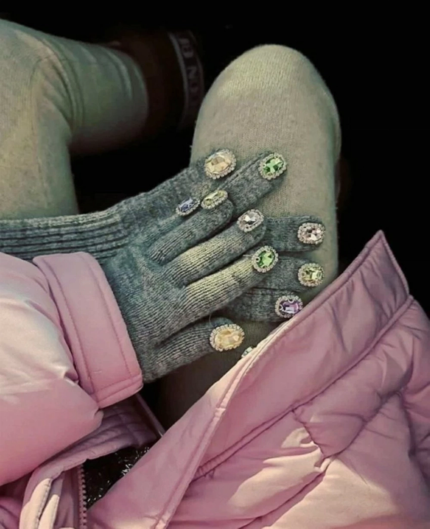قفازات الكريستال تخطف الأضواء في موضة شتاء هذا العام - أخبار السعودية 2 ما يميز قفازات الكريستال هذا الموسم هو مرونتها في التنسيق، إذ يمكن اعتمادها في الإطلالات اليومية.
